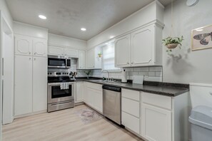 Fridge, microwave, oven, stovetop - 5 min drive to Covenant Medical Center (Lubbock)
