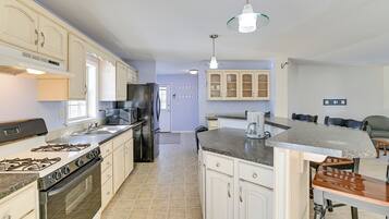 Fridge, microwave, stovetop, dishwasher