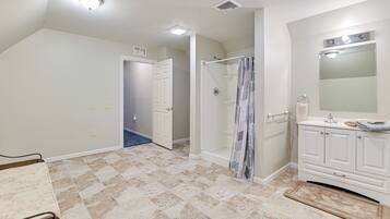 4 habitaciones, acceso a internet y ropa de cama