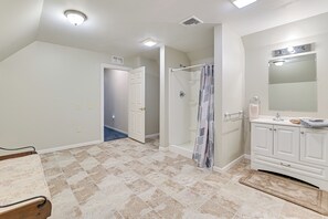 4 habitaciones, acceso a internet y ropa de cama 