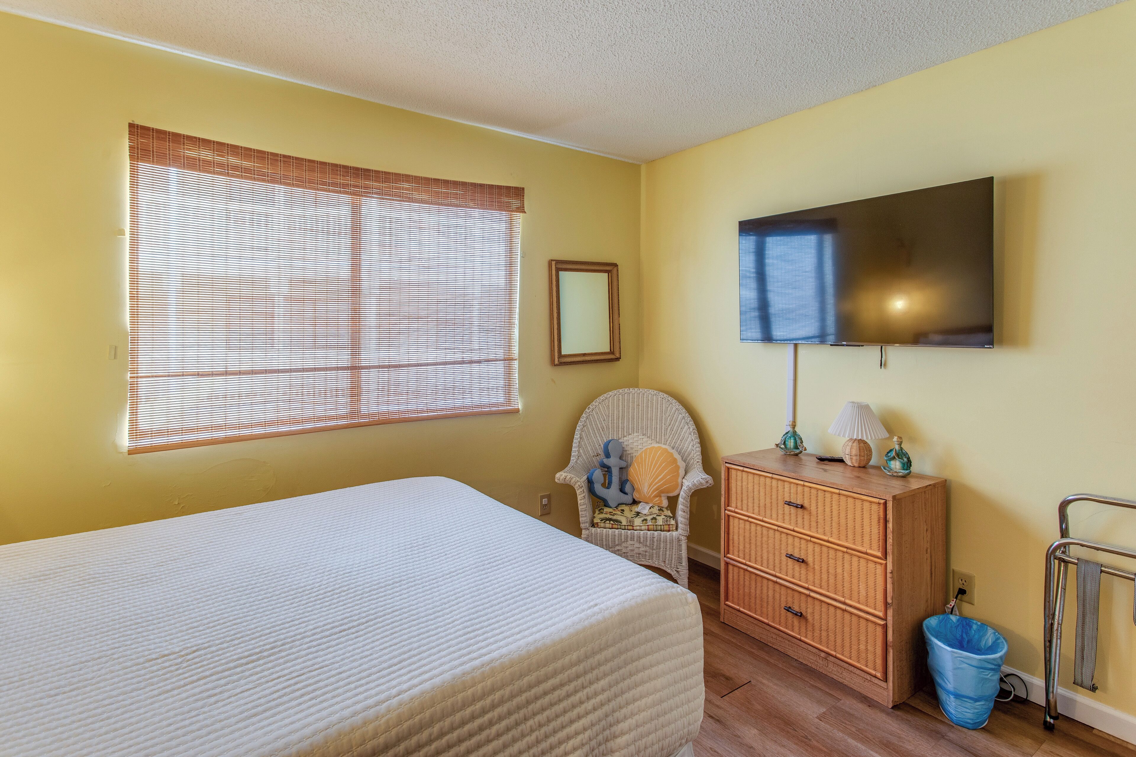 3 bedrooms, iron/ironing board, travel crib, internet