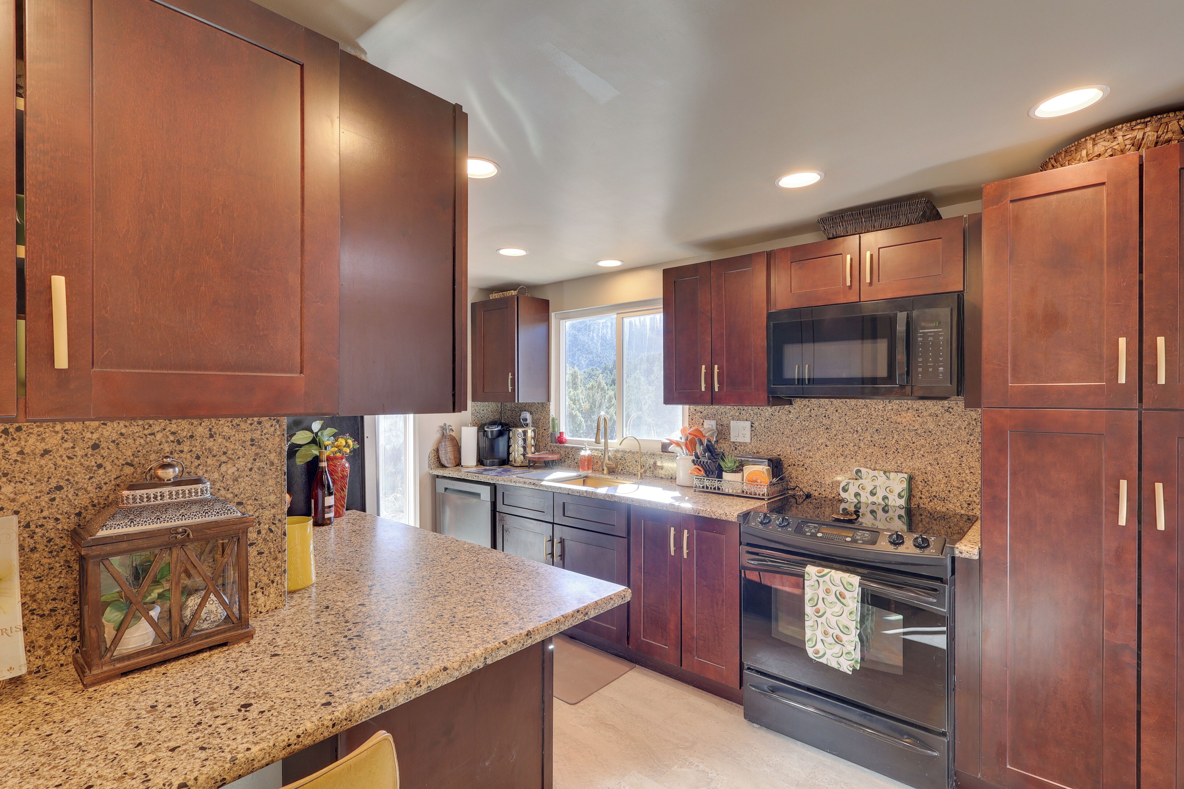 Frigorífic, microones, placa de cuina i rentaplats 