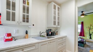 Private kitchen - Apt in Historic Lynn Neighborhood: 5 Mi to Salem! (Lynn)