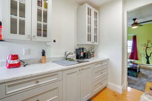 Kylskåp, mikrovågsugn, spishäll och kaffe- och tebryggare