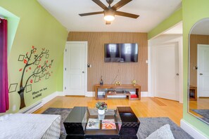 Skrivbord, strykjärn/strykbräda, internet och sängkläder