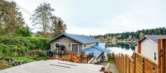 3 Mi to Puget Sound: Lakefront Gem w/ Patio!