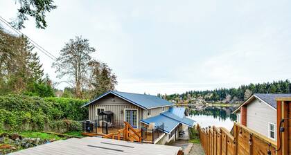 3 Mi to Puget Sound: Lakefront Gem w/ Patio!