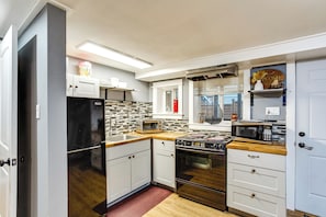 冷蔵庫、電子レンジ、コンロ、コーヒー / ティーメーカー