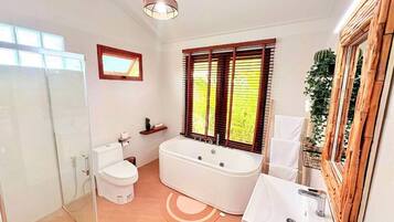 Baan Sook Jai | Salle de bain | Douche, sĂšche-cheveux, chaussons, serviettes fournies