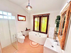 Baan Sook Jai | Banheiro | Chuveiro, secador de cabelo, chinelos, toalhas de banho