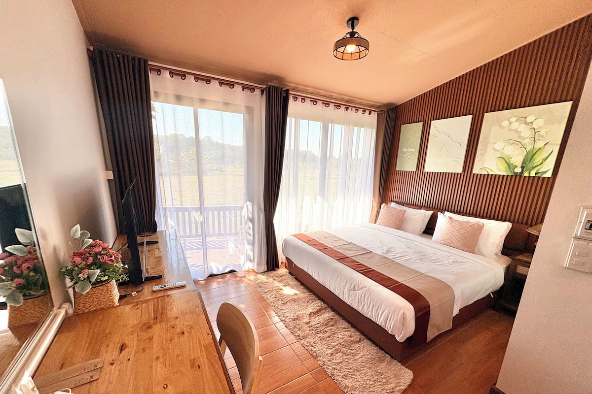 Minibar, desk, free WiFi, bed sheets