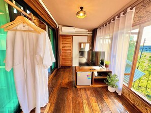 Minibar, desk, free WiFi, bed sheets - Chewavethee Herb Wellness Stay (Phu Phiang)