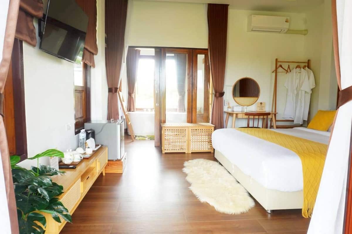 Minibar, desk, free WiFi, bed sheets