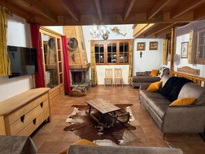 Smart TV, fireplace, DVD player, table tennis - Infinitely mountainous atmosphere, ski in/ski out chalet in Arêches Beaufort (Beaufort)