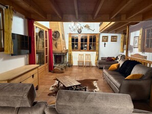 Una Smart TV, una chimenea, un reproductor de DVD