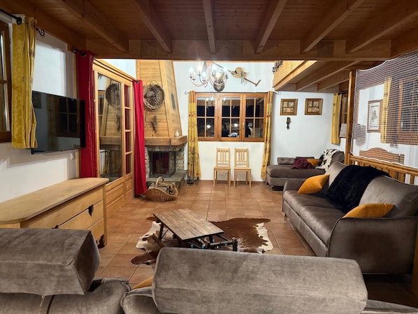 Smart TV, fireplace, DVD player, ping pong