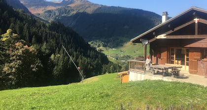 Ambiance infiniment montagne, chalet en bord de piste de ski Ă ArĂȘches Beaufort