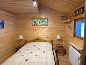 Una scrivania, ferro/asse da stiro, culla da viaggio, Wi-Fi gratuito