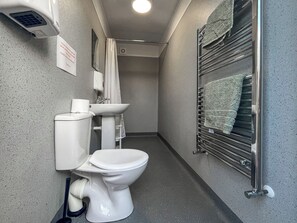 Towels - Birds pod is the perfect place for up to two guests to reconnect with nature. (Dalton-in-Furness)