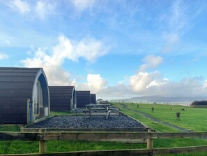 Outdoor dining - Birds pod is the perfect place for up to two guests to reconnect with nature. (Dalton-in-Furness)