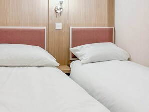 A double room with two beds, each with white bedding and pink headboards. - Wensleydale Retreat - UK50456 (Leyburn)
