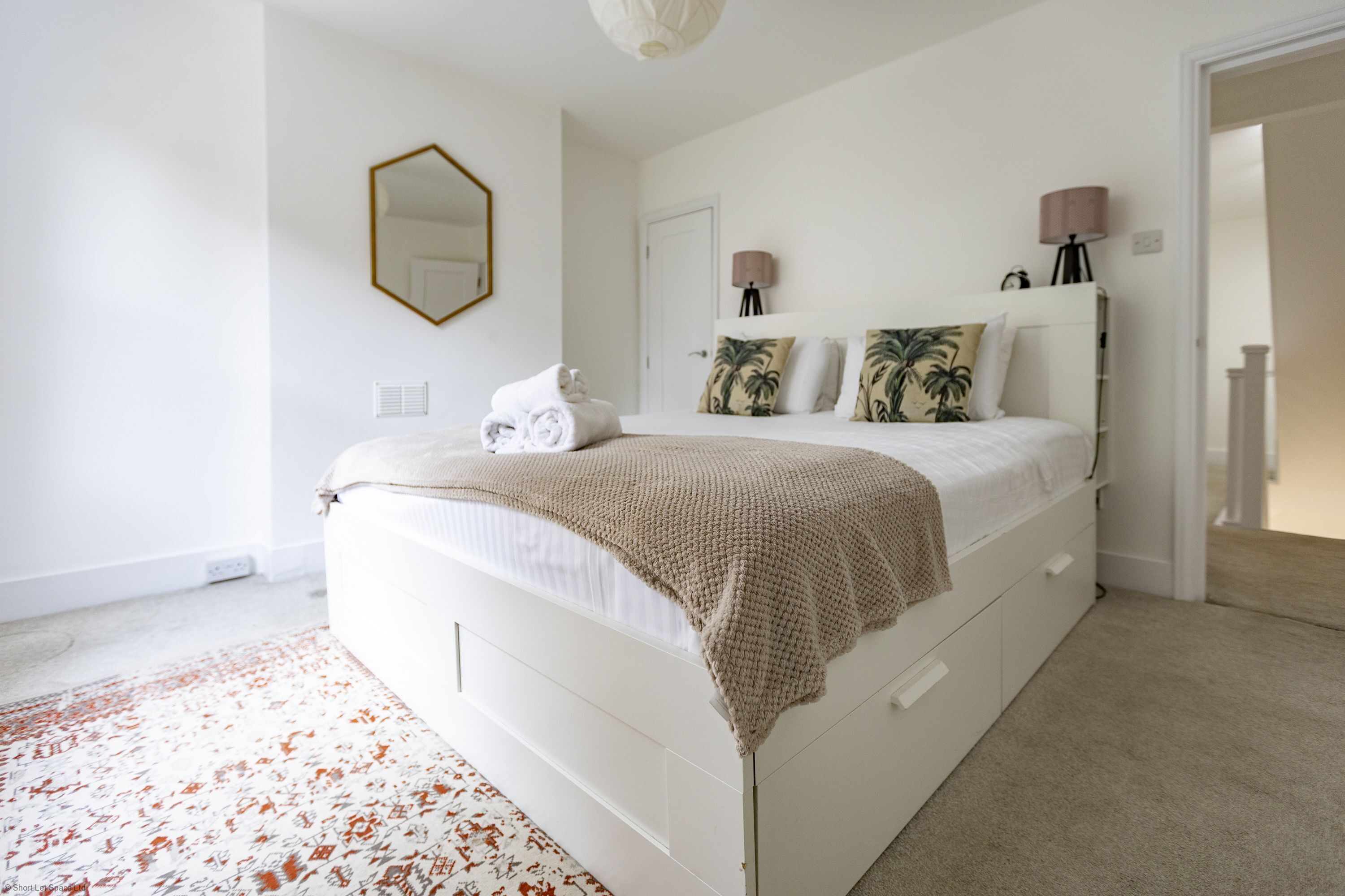 4 bedrooms, desk, WiFi, bed sheets