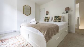 4 bedrooms, desk, WiFi, bed sheets