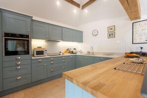 Fridge, microwave, oven, stovetop - The Cart Shed | Tackley Holiday Let | 2 Beds & Sleeps 4 (Tackley)