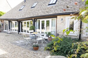Outdoor dining - The Cart Shed | Tackley Holiday Let | 2 Beds & Sleeps 4 (Tackley)
