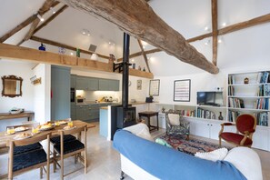 Smart TV, fireplace, stereo - The Cart Shed | Tackley Holiday Let | 2 Beds & Sleeps 4 (Tackley)