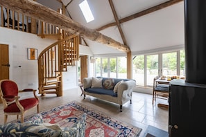 Smart TV, fireplace, stereo - The Cart Shed | Tackley Holiday Let | 2 Beds & Sleeps 4 (Tackley)