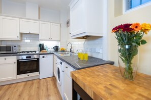 Fridge, microwave, oven, stovetop - The Manor Retreat | Oxford Short Let | 2 Beds & Sleeps 4 (Oxford)