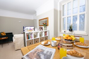 Dining - The Manor Retreat | Oxford Short Let | 2 Beds & Sleeps 4 (Oxford)