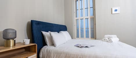 Desk, iron/ironing board, WiFi, bed sheets