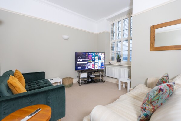 Smart TV - The Manor Retreat | Oxford Short Let | 2 Beds & Sleeps 4 (Oxford)
