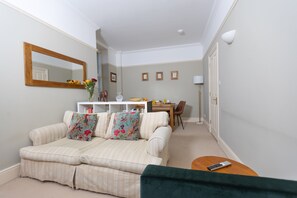 Smart TV - The Manor Retreat | Oxford Short Let | 2 Beds & Sleeps 4 (Oxford)