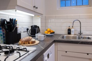 Fridge, microwave, oven, stovetop - The Manor Retreat | Oxford Short Let | 2 Beds & Sleeps 4 (Oxford)