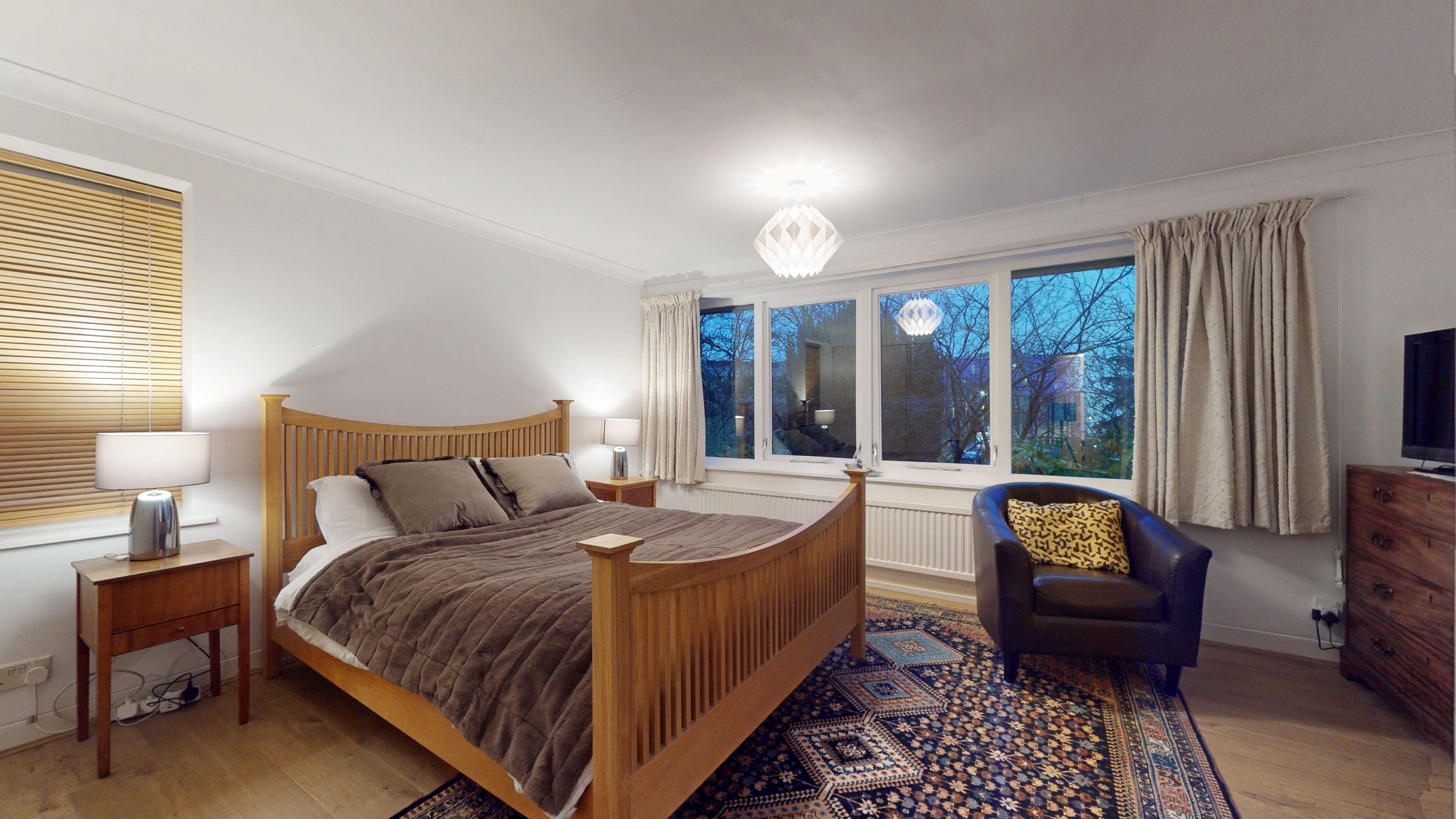 5 Schlafzimmer, Schreibtisch, Bügeleisen/Bügelbrett, WLAN