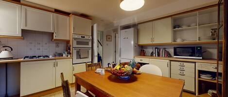 Køleskab, mikrobølgeovn, ovn, kogeplade