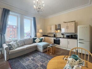 TV - 1 bedroom accommodation in Whitby (Whitby)