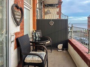 Outdoor dining - 1 bedroom accommodation in Whitby (Whitby)
