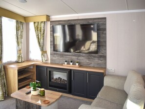 TV - 2 bedroom accommodation in Cheriton Bishop (Cheriton Bishop)