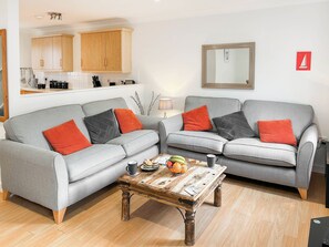 TV - 3 bedroom accommodation in Falmouth (Falmouth)