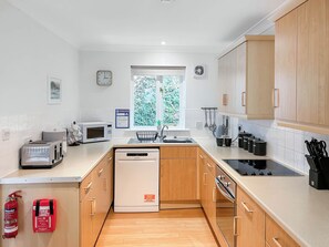 Dishwasher, high chair - 3 bedroom accommodation in Falmouth (Falmouth)