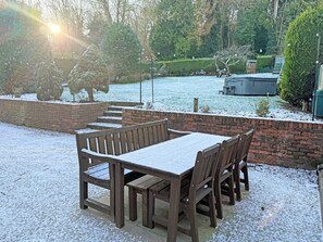 A wooden outdoor seating area with a brick wall and steps leading up to a deck. - 3 bedroom accommodation in Areley Kings, Near Stourport on Severn (Areley Kings, Near Stourport on Severn)