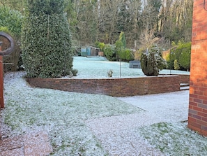 A snow-covered garden with a brick wall, a bush, and a shed. - 3 bedroom accommodation in Areley Kings, Near Stourport on Severn (Areley Kings, Near Stourport on Severn)
