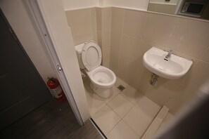 Basic Shared Dormitory, Multiple Beds, Non Smoking | Bathroom | Shower, towels - Quarto PH (Taguig)