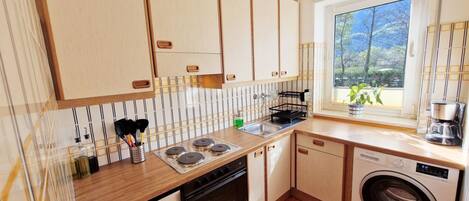 冷蔵庫、オーブン、コンロ、コーヒー / ティーメーカー