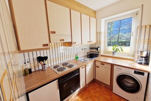 Frigorífico, horno, placa de cocina y lavavajillas