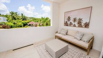 House, 3 Bedrooms, Private Pool, Garden View | Living area